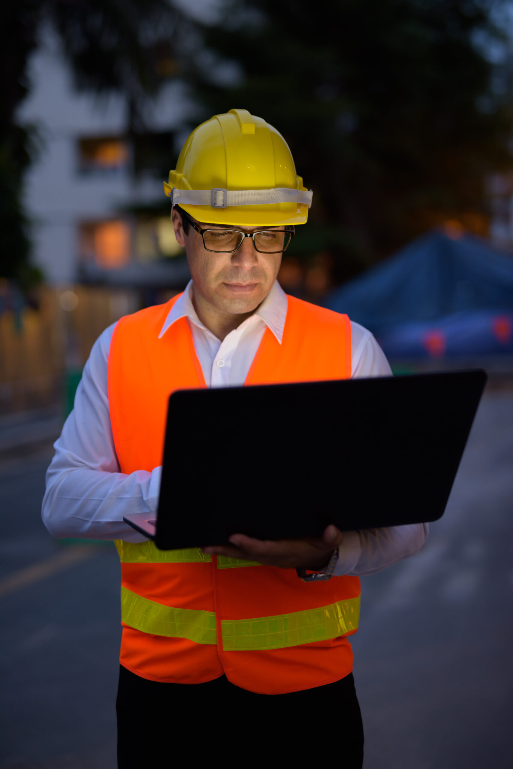 Hombre trabajando con teléfono inteligente