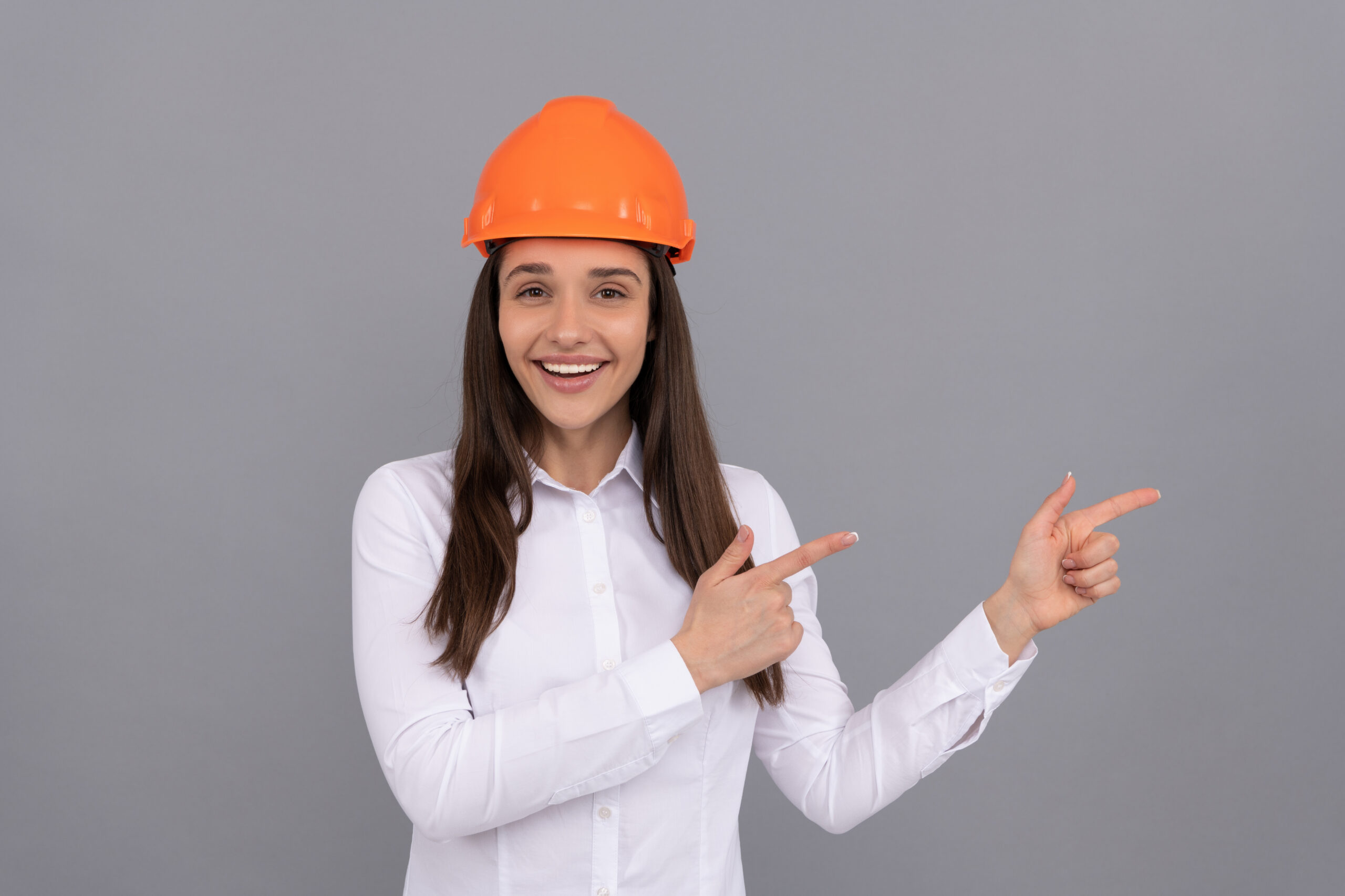 Mujer empresaria de construcción señalando un proyecto